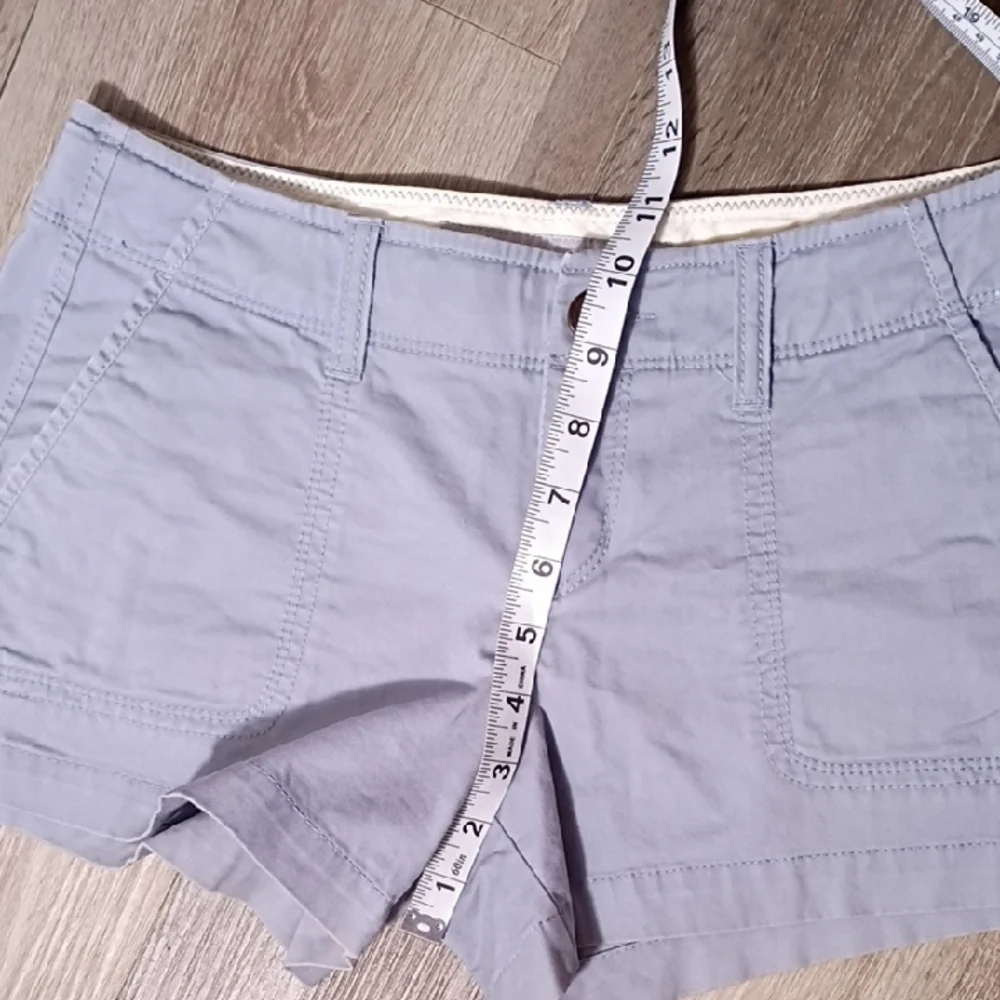 Old Navy Women's Cargo Shorts in Light Gray‎